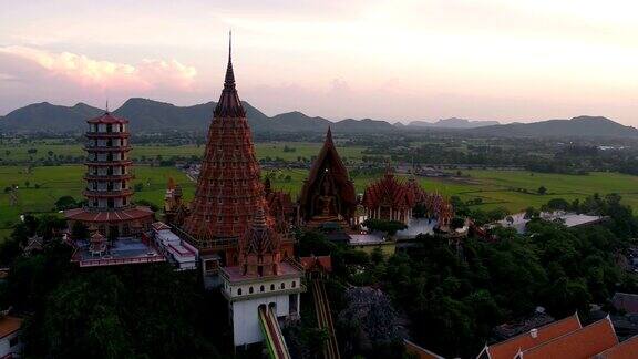 WatThamSua是泰国北碧府的一座公共寺庙
