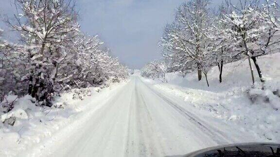 POV驾驶在积雪覆盖的山区乡村道路上