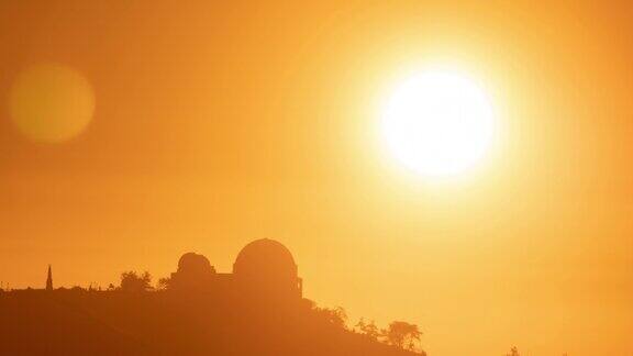 太阳从洛杉矶格里菲斯天文台后面升起的时间流逝