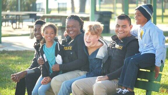 公园里有多种族的警察和孩子
