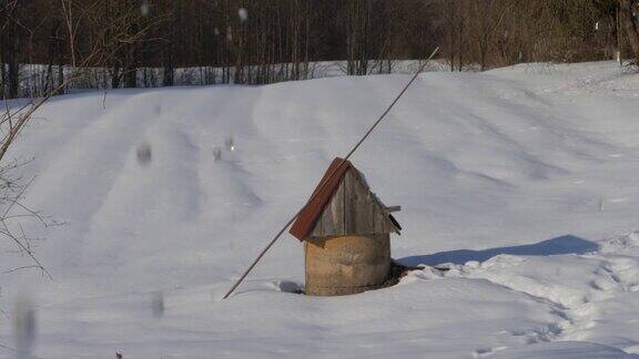 融化的雪从屋顶滴下来