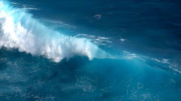 热带海水中巨大的泡沫状海浪拍打着溅起的水珠