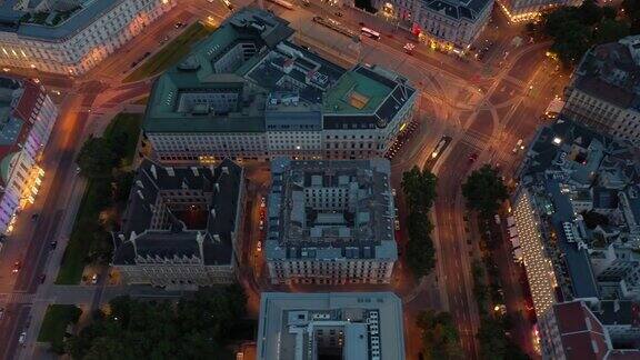 黄昏时分照亮了维也纳市中心交通街道空中全景4k奥地利