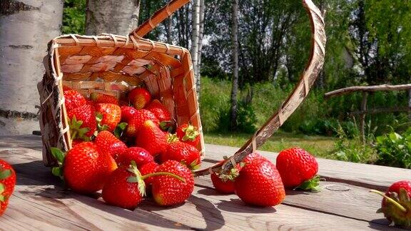 草莓从篮子里倒在木桌上