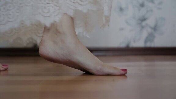 一个女人的腿在地板上行走