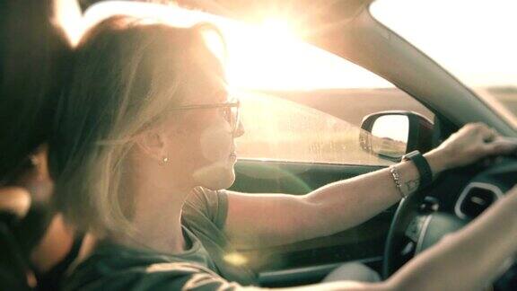 女人在夕阳下开车