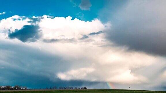 TimeLapseTime-LapseOfRuralFieldSpringMeadowLandscapeUnderScenicDramaticSkyWithFluffyCloudsBeforeRain.乡