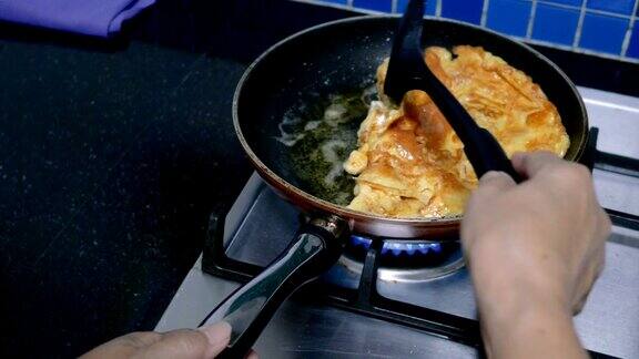 母亲在做煎蛋卷
