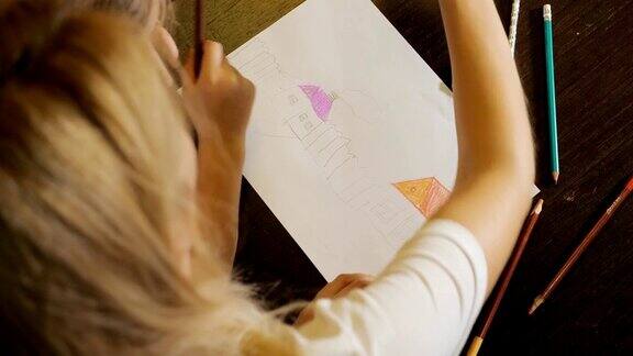 一个女人和一个小女孩在纸上画画