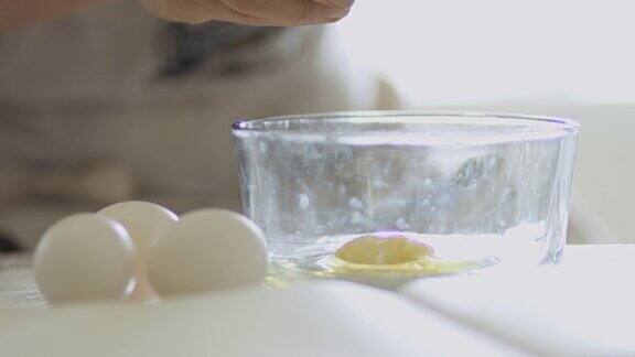把鸡蛋打到碗里
