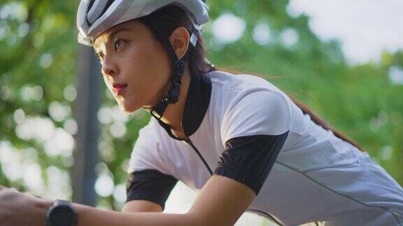 年轻女性骑自行车
