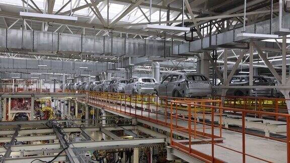 汽车车身在传送带上的移动在油漆车间的铸造铝框架的现代化工厂