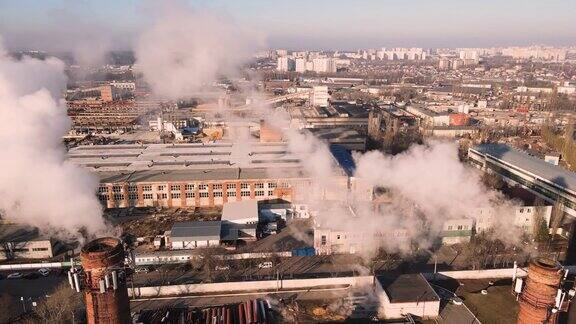 鸟瞰图烟雾从工厂管道在工业区