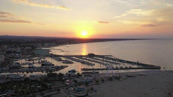 日落时分里米尼的海岸线和码头