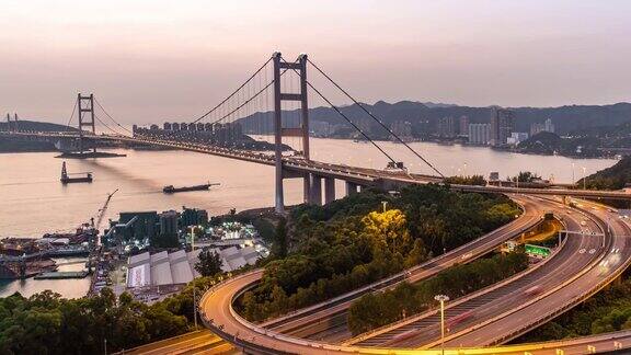 日落时分在香港青衣地区的青马桥进行的延时运输