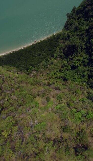 垂直视频4k潜水山峰岛绿树岩天堂岛海滩