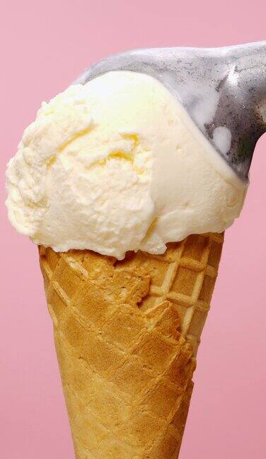 粉色背景的甜筒香草冰淇淋美味的冰淇淋概念