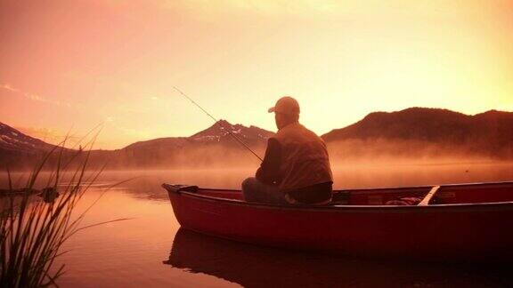 日出时分乘船在湖里钓鱼