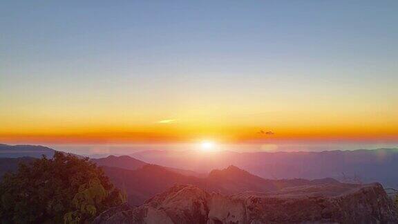 日落或日出的时间推移在山上与运动雾自然镜头背景