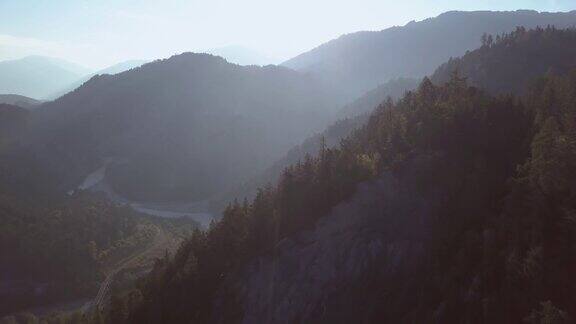 山景与蜿蜒的河流