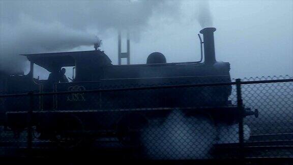 旧铁路列车在雾蒙蒙的雨天发车梦幻般的夜晚火车离开车站