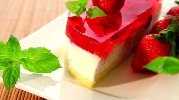 草莓芝士蛋糕配红果冻