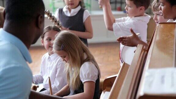 孩子们在学校一起演奏乐器