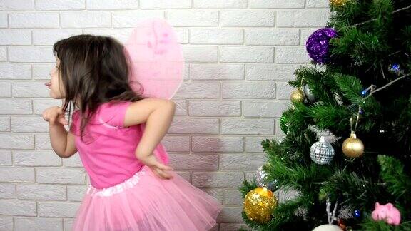 圣诞树前穿着仙女服的女孩