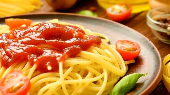 可以吃意大利面加番茄酱西红柿和罗勒
