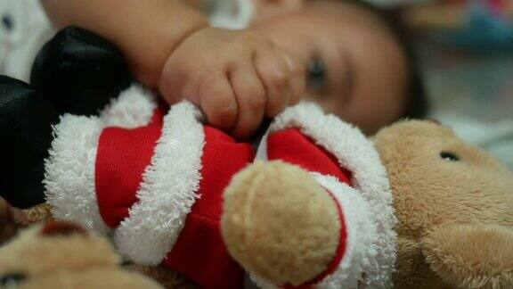 喂婴儿奶瓶抱圣诞娃娃