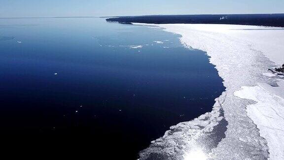 鸟瞰图的边界破碎成不同形状和纹理的冰和水