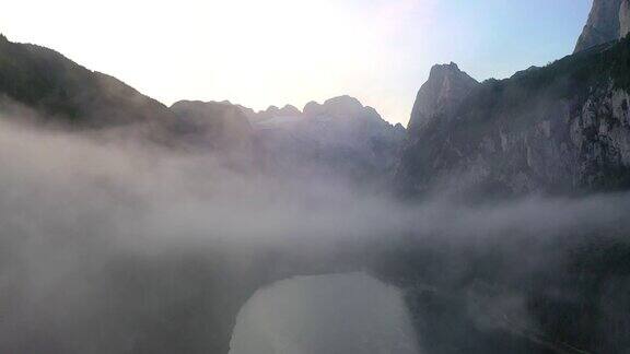 无人机电影日出场景与晨雾环绕Gosauseen湖壮丽的奥地利阿尔卑斯山上奥地利欧洲