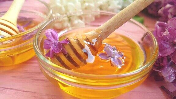 蜂蜜勺搅动蜂蜜丁香花