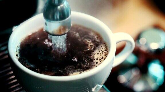 现代咖啡机制作一杯浓黑咖啡