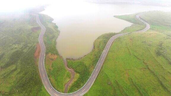 鸟瞰图景观乡村公路上的绿山贵州省中国