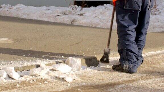 街道清洁工在劈压雪