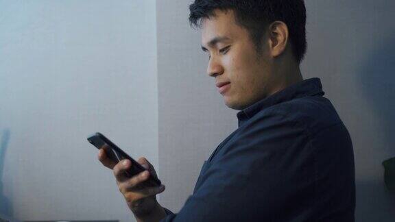 亚洲男性使用智能手机