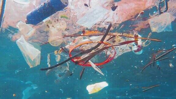 环境问题:海洋中塑料垃圾特写