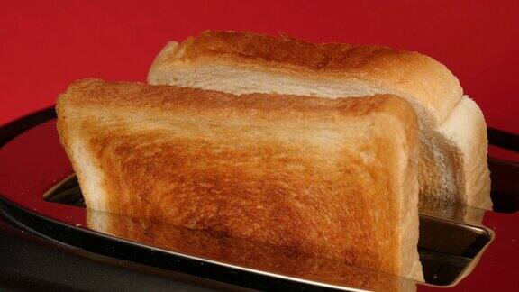 烤面包机里冒出烤面包