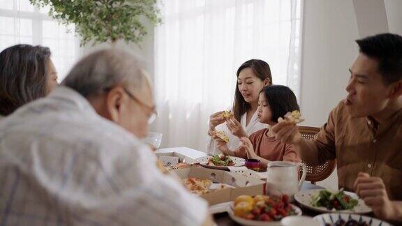 亚洲家庭在家里共进午餐