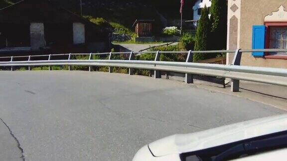 在瑞士阿尔卑斯山的村庄里开车