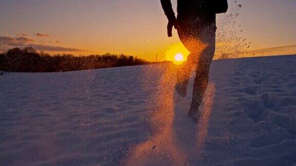 慢动作慢跑在雪在日落