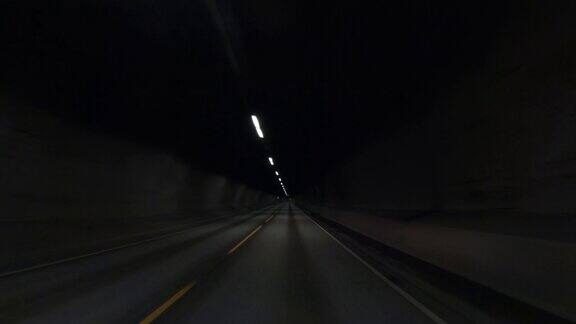 行驶在挪威峡湾的POV汽车:隧道内