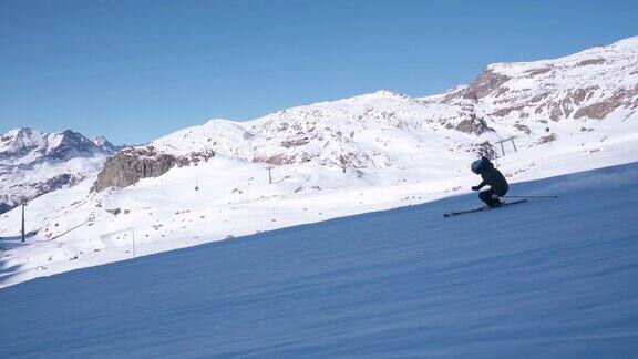 专业滑雪教练在阿尔卑斯山进行速度滑雪