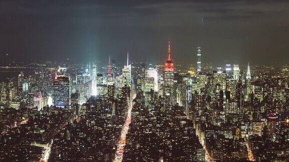 鸟瞰图繁荣的城市景观在晚上曼哈顿纽约市