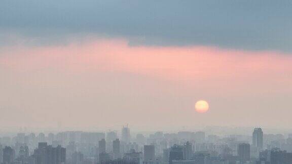 无人机在黄昏和橙色晚霞的城市鸟瞰图