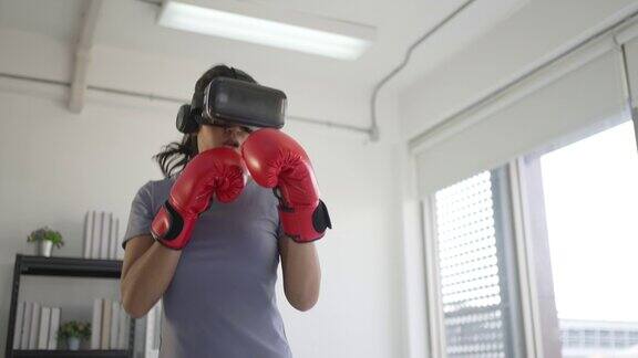 年轻女子戴着虚拟现实眼镜锻炼身体