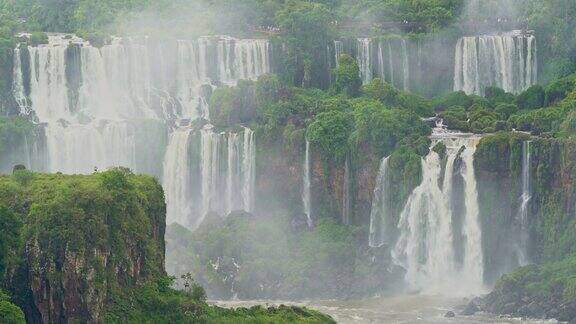 从国家公园的巴西一侧可以看到伊瓜苏瀑布的一部分