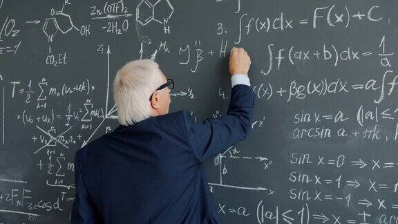 大学教授在黑板上写公式