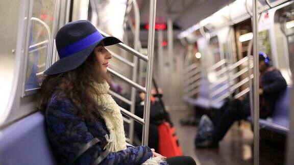 女孩在地铁